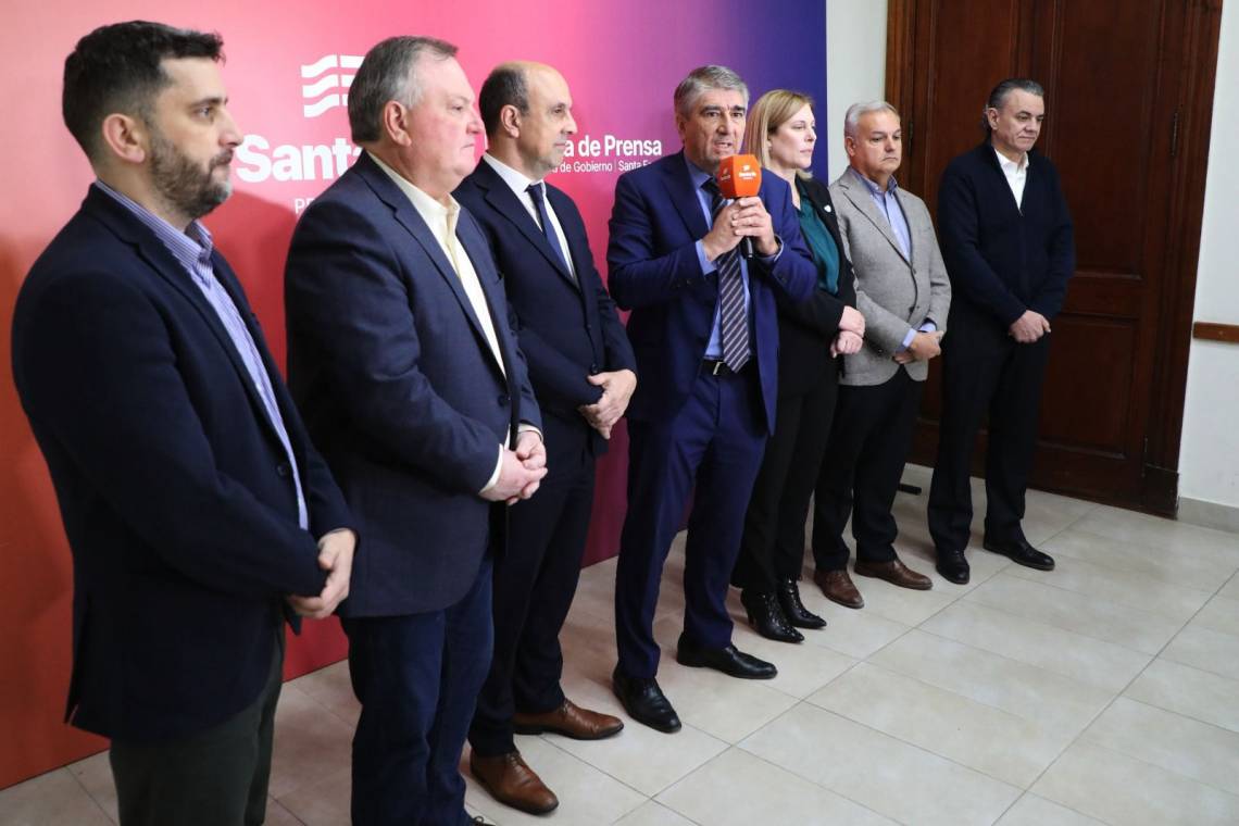 Fabián Bastía y legisladores del oficialismo brindaron una conferencia de prensa. (Foto: GSF)