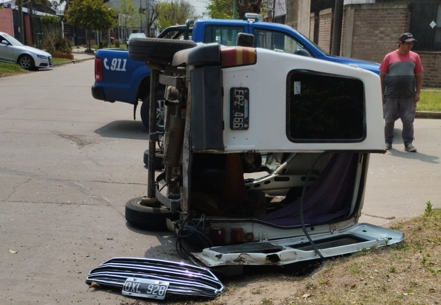 Violento accidente en la esquina de Necochea y Moreno