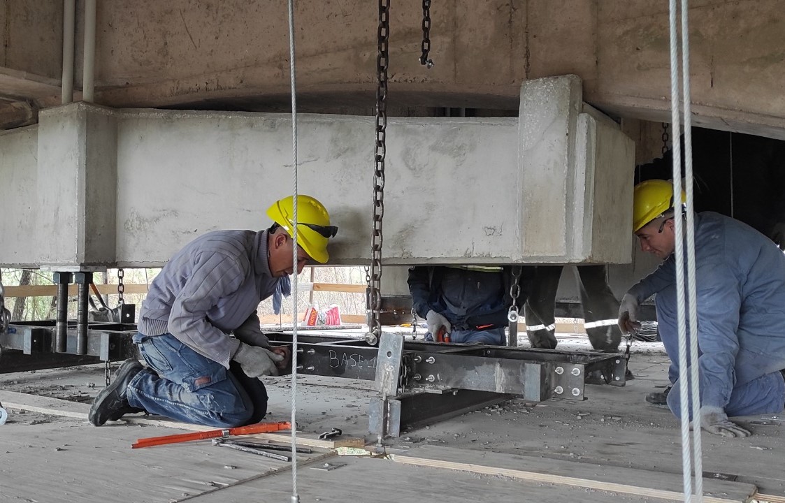 Instalación de ménsulas en dos apoyos del puente. (Foto: Prensa Vialidad Nacional)