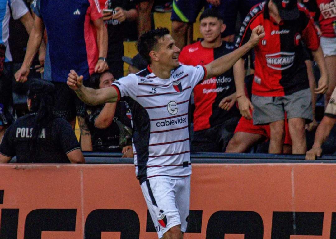 Federico Jourdan festeja su gol, que abrió el camino del triunfo. (Foto: Colón)