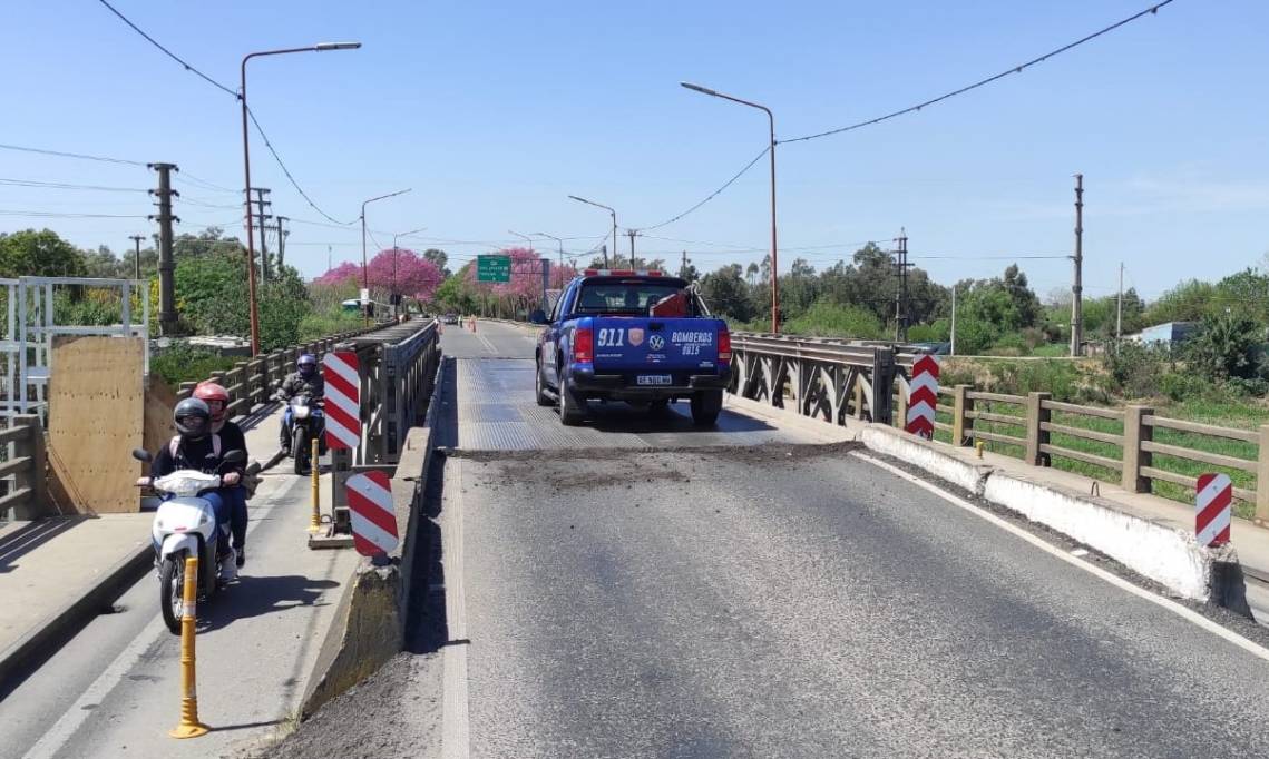 Se restableció la circulación de vehículos autorizados en el puente Carretero