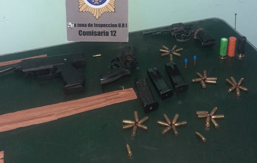 Armas y municiones secuestradas por la policía. 