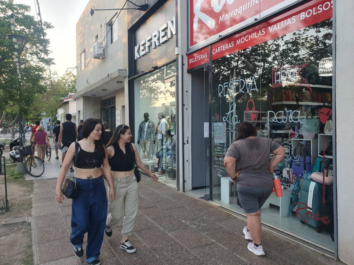 Coimercios de avenida 7 de Marzo ofrecen descuentos y promociones especialers por el Día de la Madre. (Foto: STD)