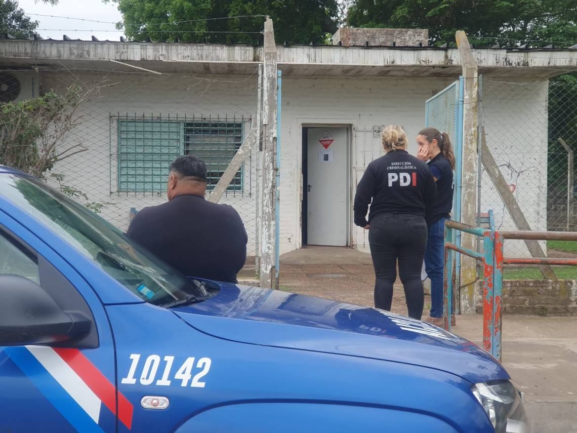 Personal de la Policía de Investigaciones, en el Centro de Salud. (Foto: STD)