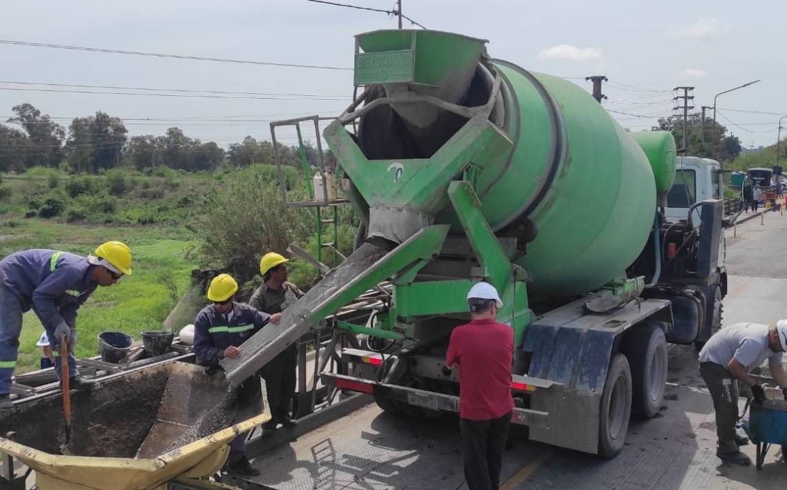 Trabajos e hormigonado de las ménsulas para reparar el puente Carretero, este viernes por la mañana. (Foto: Vialidad Nacional)