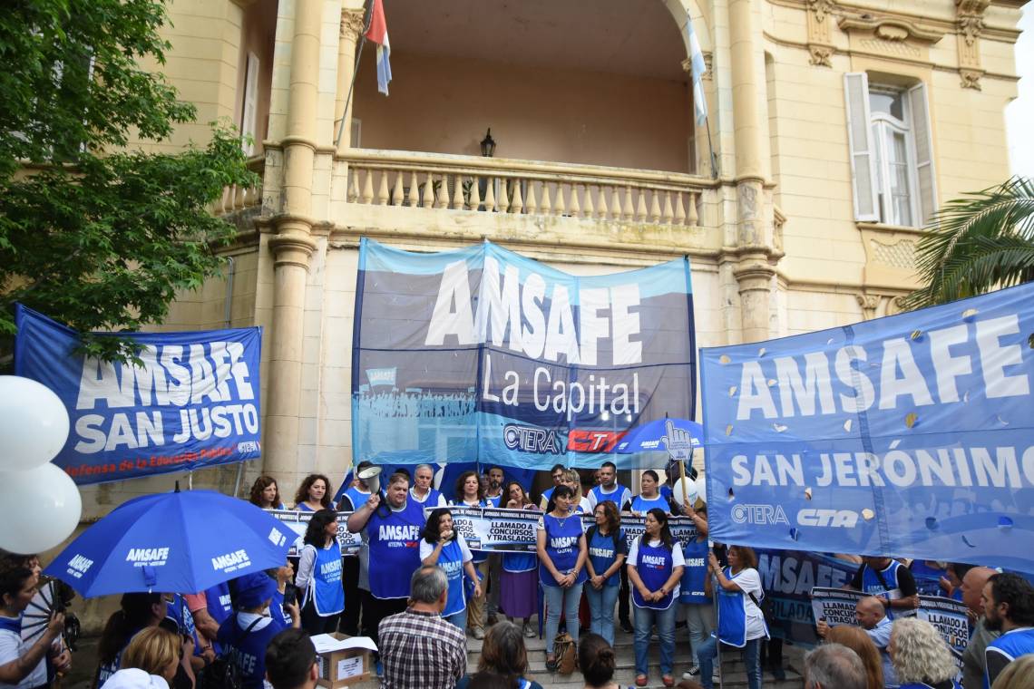 En el departamento La Capital, la protesta se realizó frente a la sede de la Regional IV de Educación. (Foto: AMSAFE)