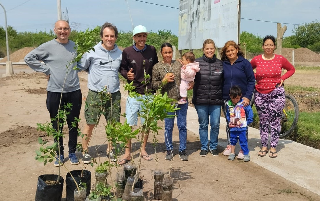 Parte del equipo de gtrabajo de Palo Oliver, junto a vecinos de Santo Tomé. 