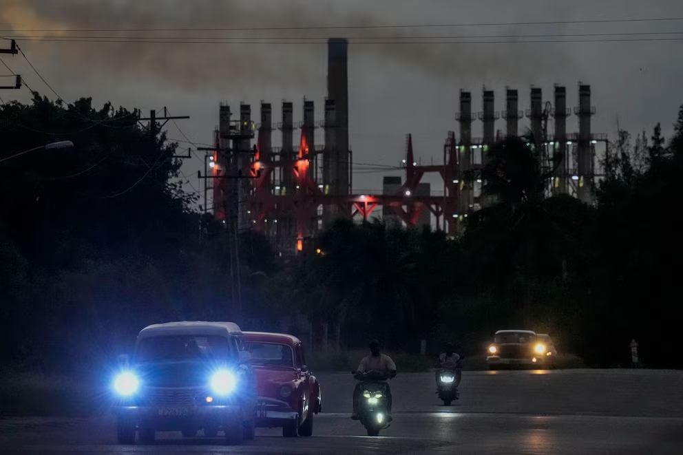 Sigue la crisis por los apagones en Cuba: el 35% de la isla sufre la falta del servicio eléctrico