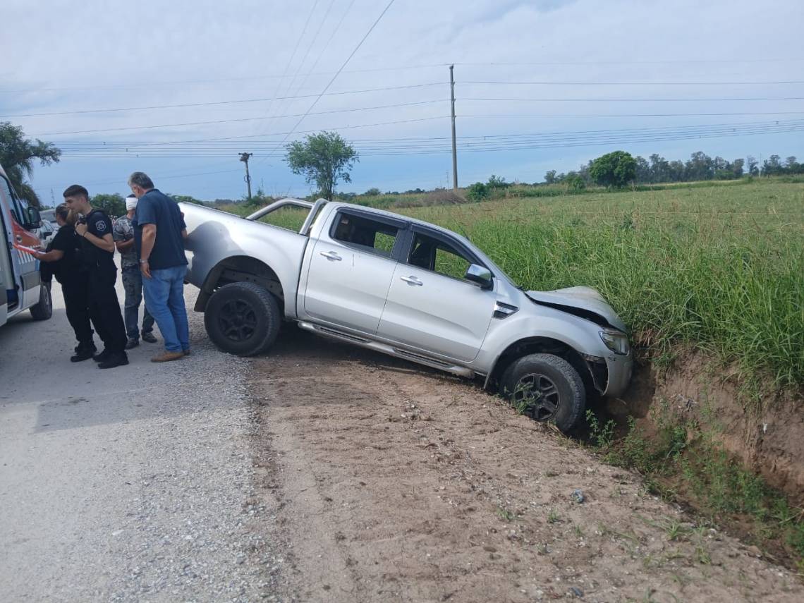 Choque y susto en el camino de Cha Roga: una camioneta con seis ocupantes terminó en la cuneta