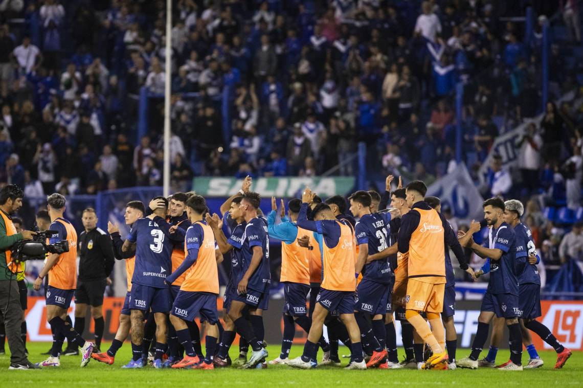 Vélez ganó y sigue como el único puntero