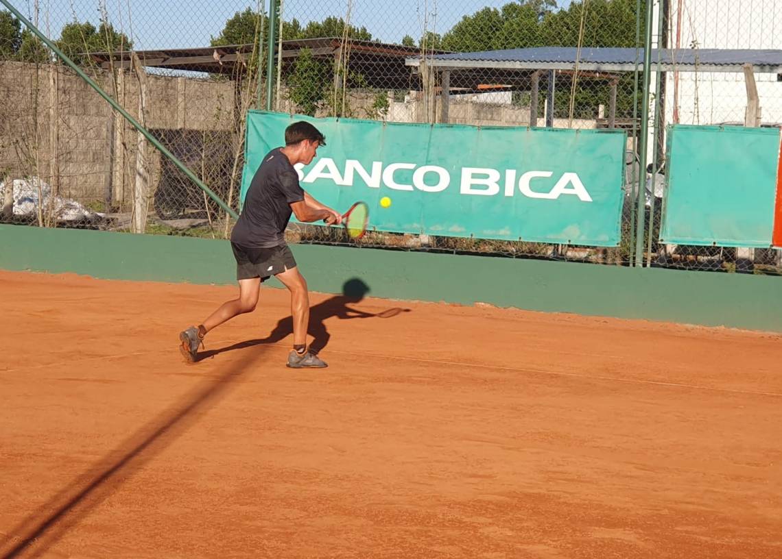 Se juega el Santoto Open, un torneo profesional de tenis en el Club La Quinta