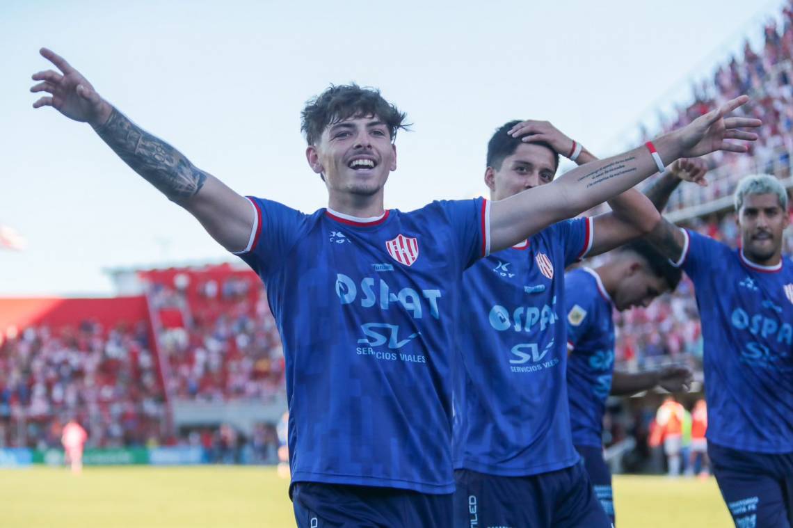 Unión festejó ante Atlético Tucumán y no se baja de la pelea