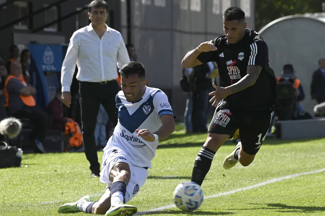 Vélez igualó con Deportivo Riestra  y ahora es líder por solo un punto