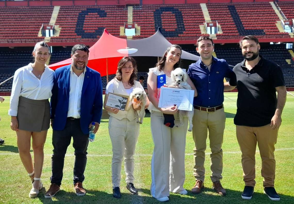 Diez parejas se casaron en el estadio del Club Atlético Colón