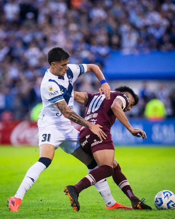 Con uno menos, Vélez empató con Lanús y le sacó dos puntos de ventaja a su escolta Huracán