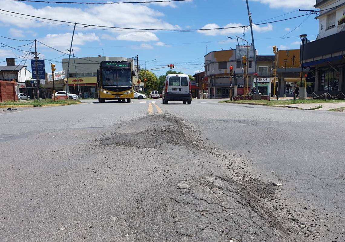 Notable deformación del pavimento en Avenida 7 de Marzo, a metros de las Cinco Esquinas