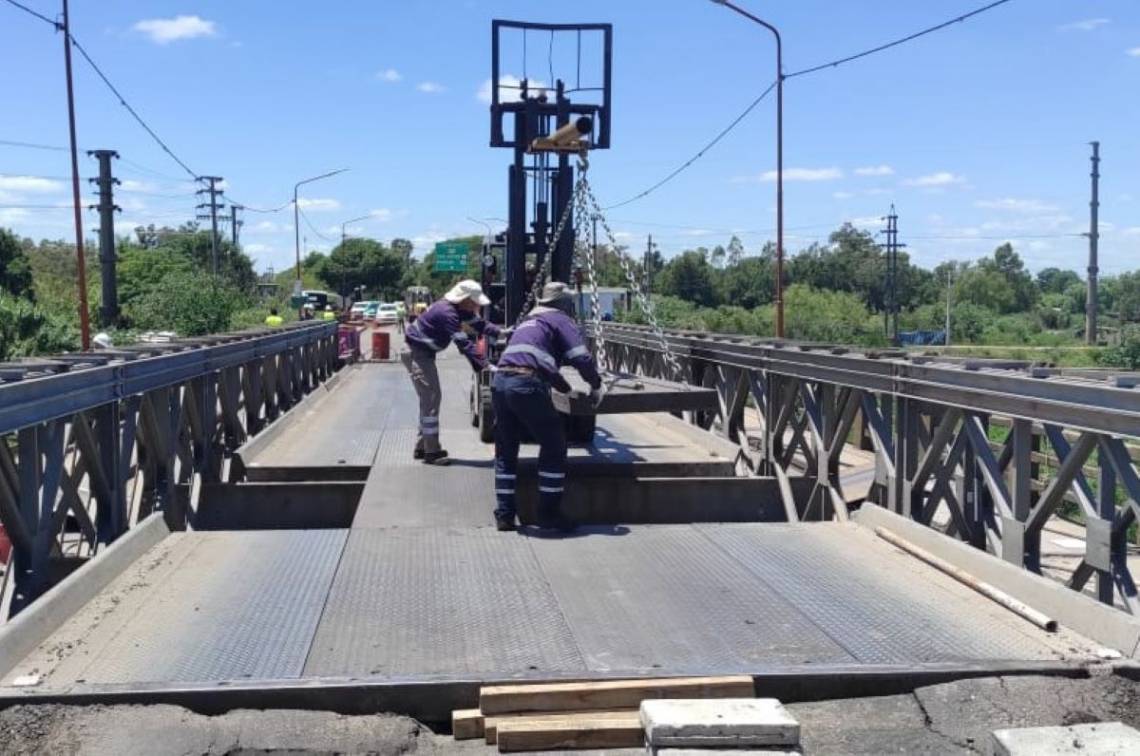 Antes de habilitar la circulación, verifican la estructura del puente Carretero con una prueba de carga