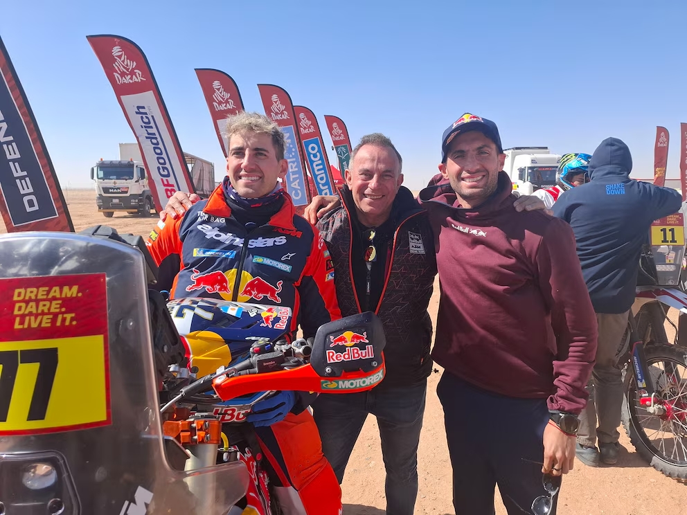 Luciano Benavides recién llegado al campamento de Haradh. Posa junto a su hermano, Kevin, y su padre, Norberto, que es ex piloto de motos y le transmitió el amor de las dos ruedas a sus hijos.