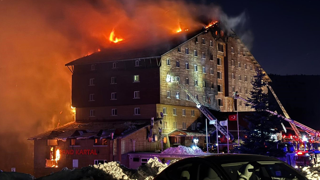 Se incendió un hotel repleto de turistas en Turquía: al menos 76 muertos y 40 heridos