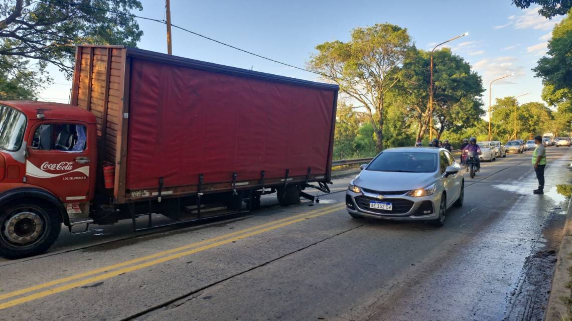 Puente Carretero: demoras en el tránsito a Santa Fe por un camión accidentado