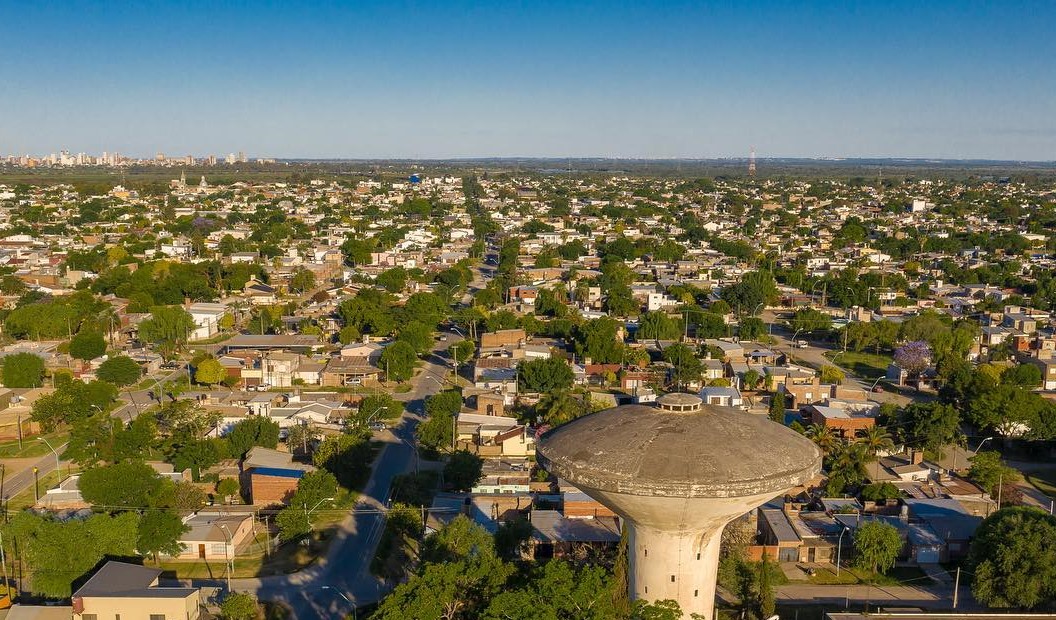 El sector abastecido por la Cisterna Norte abarca gran parte de la ciudad y permanece sin servicio. (Crédito: Santa Fe en drone)