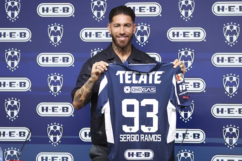 El español Sergio Ramos en la presentación de este domingo, con la camiseta número 93 de Monterrey, Mexico.