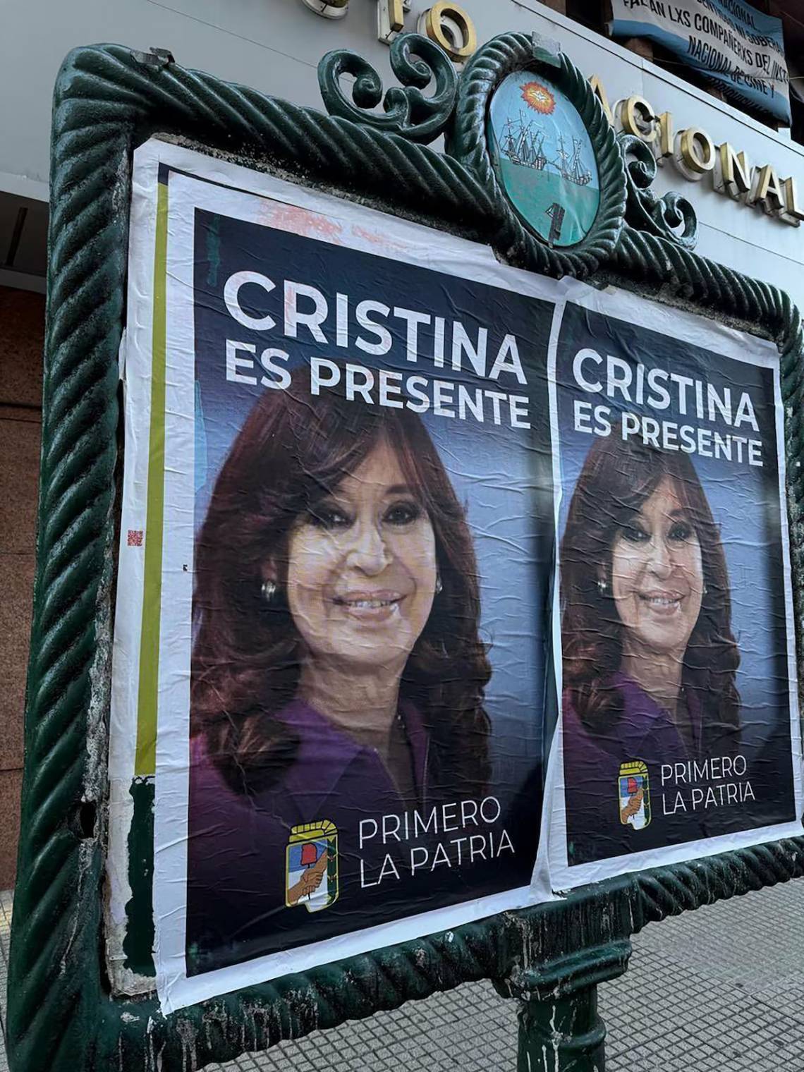 “Cristina es presente”: aparecieron afiches en CABA que impulsan la candidatura de la ex presidenta.