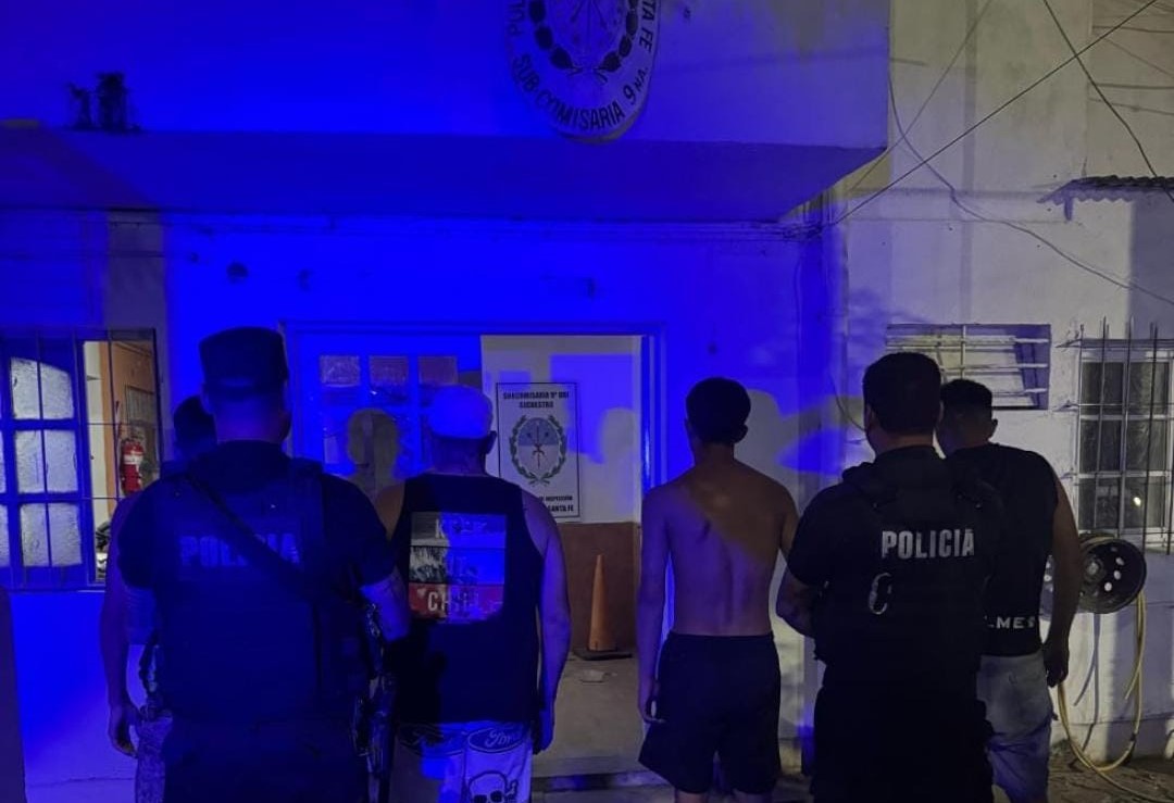 Cuatro jóvenes detenidos en barrio Zazpe: intentaron evadir un control y les encontraron un arma en el auto