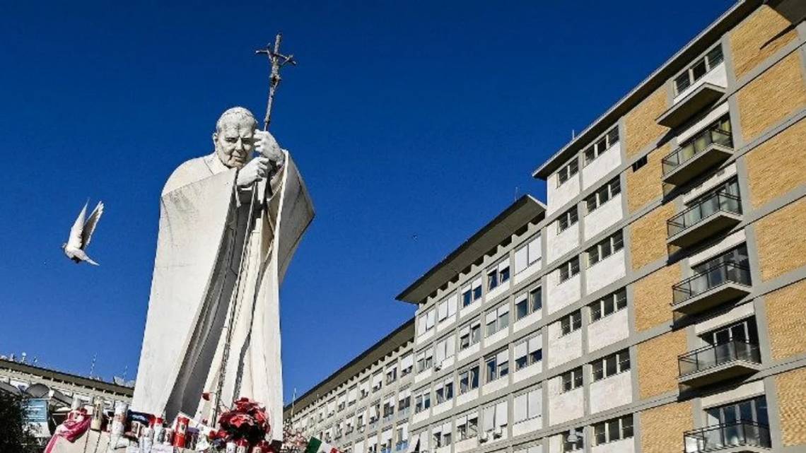 El Papa pasó una noche tranquila, pero su estado de salud sigue siendo 