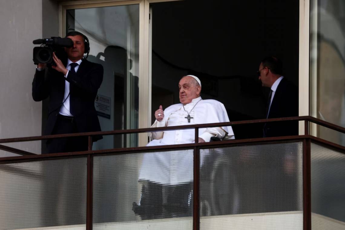 El papa Francisco saludó a los fieles y regresó al Vaticano tras más de un mes hospitalizado: “Gracias a todos”
