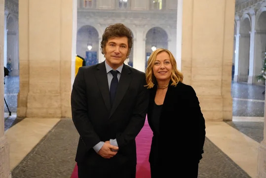 Pese a cercanía con Javier Milei, Giorgia Meloni restringe ciudadanía italiana y excluye miles de argentinos