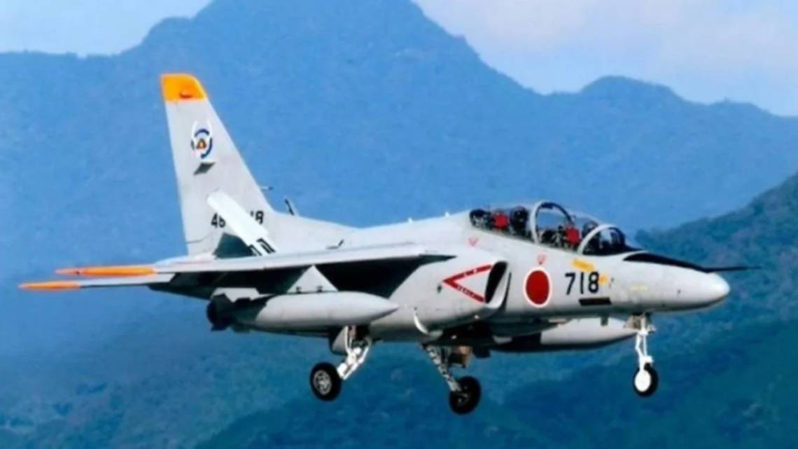 Un avión militar de entrenamiento japonés se estrelló en un lago: hay 2 desaparecidos