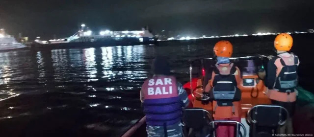 Hundimiento de un barco en Indonesia: cuatro muertos y 38 desaparecidos