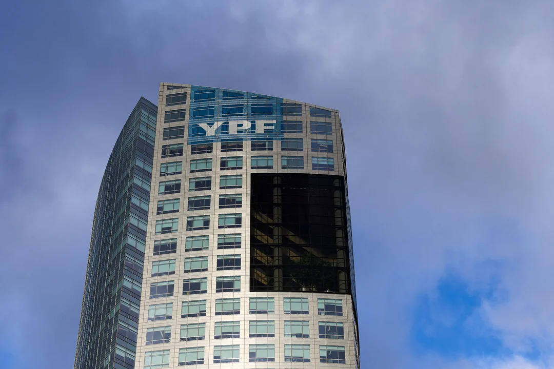 Respiro para Argentina: frenan el fallo que ordena entregar el 51% de las acciones de YPF