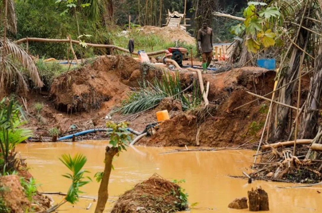 El derrumbe de un pozo minero en Ghana deja 4 muertos y 20 personas atrapadas.