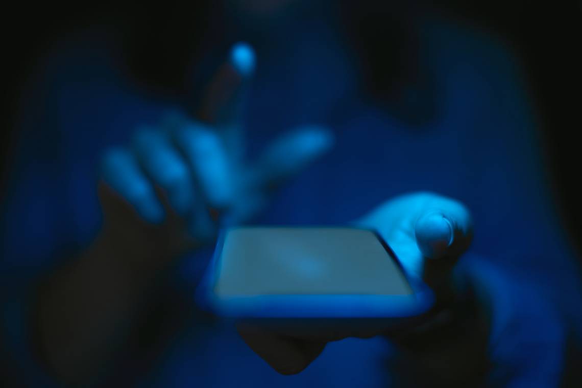 Condenaron a un preso que extorsionó por WhatsApp desde una cárcel bonaerense. (Credito: monkeybusinessimages)