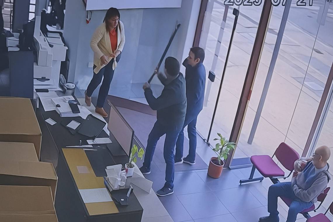 Relatos Salvajes en San Jorge: un hombre atacó una oficina de la EPE con un pico tras discutir por un artefacto quemado