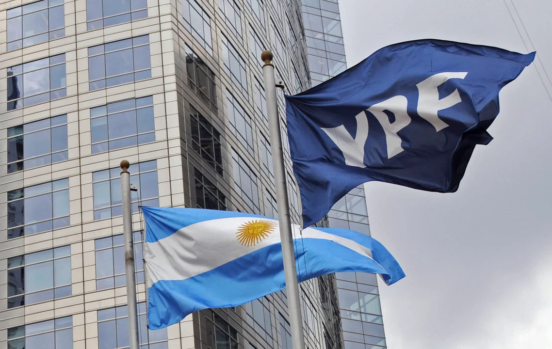 La justicia de EEUU puso fecha para que la Argentina presente sus razones para evitar entregar acciones de YPF