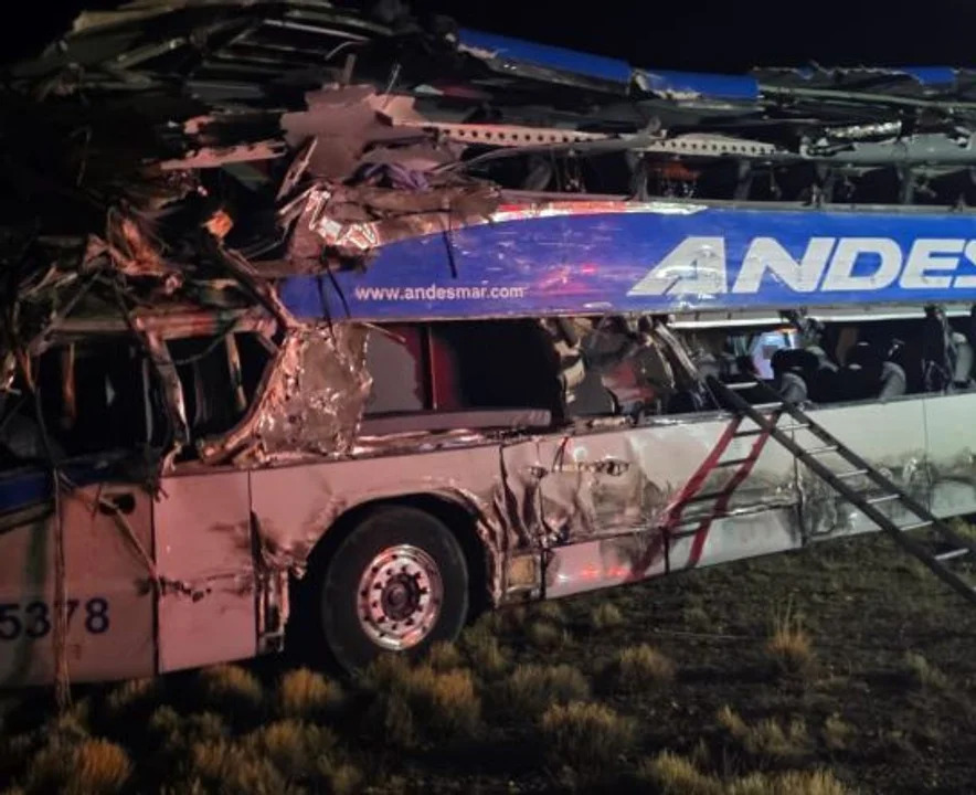 Choque fatal entre un camión y un micro en Santa Cruz: cuatro muertos y al menos 20 heridos