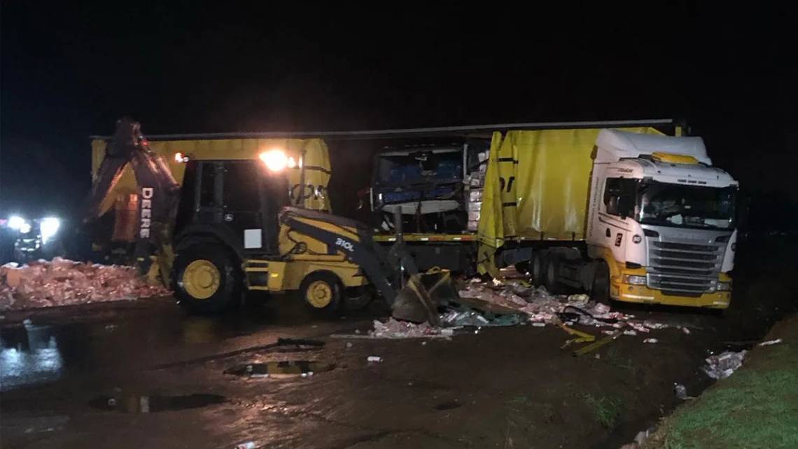 Tragedia en la Ruta 11: tres muertos y 17 heridos en un choque entre un colectivo y un camión