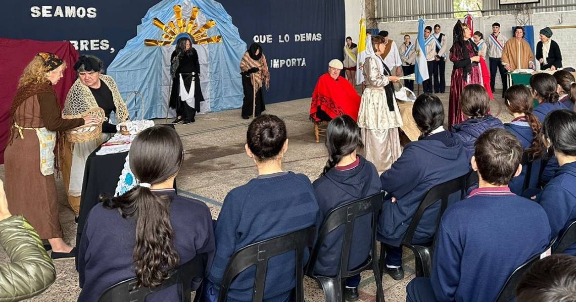 “Caravana por San Martín”: actores locales homenajean al Padre de la Patria con una intervención artística itinerante