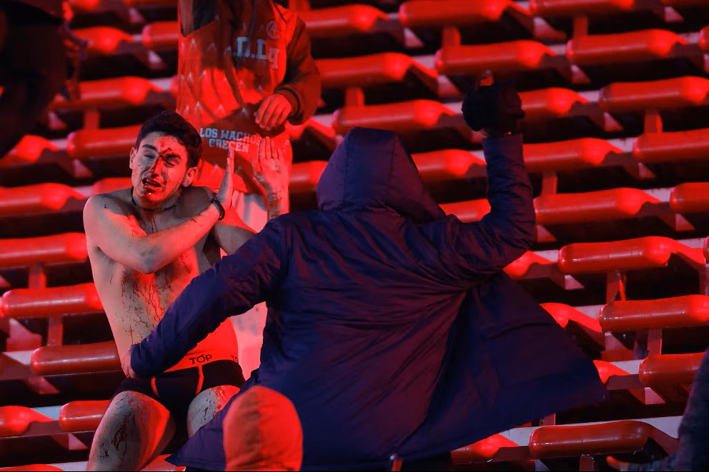 Gravísimos incidentes en la Sudamericana: Conmebol canceló el partido entre Independiente y la U de Chile