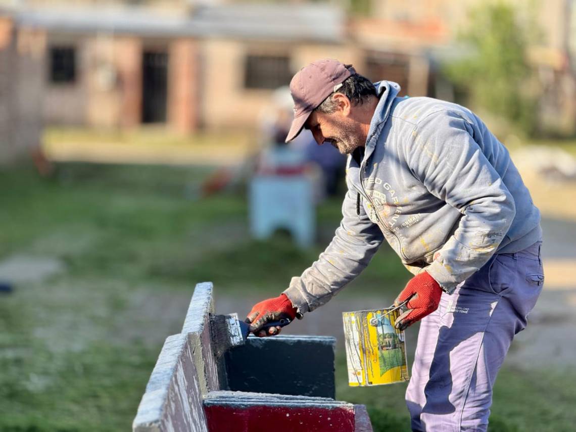 Trabajos de mantenimiento y mejoras en un espacio de barrio Chaparral