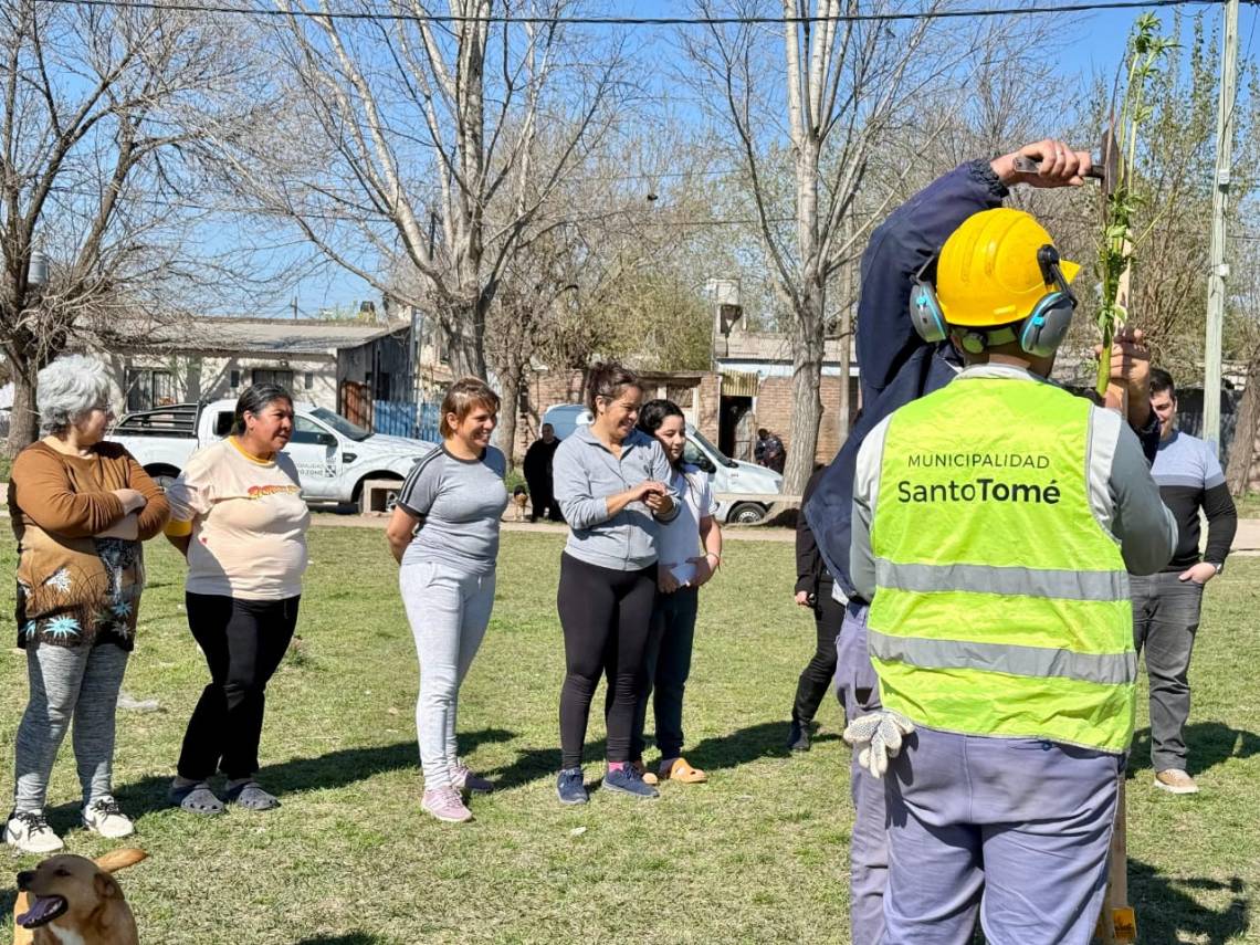 Plantaron árboles en dos plazas de la ciudad como parte de una jornada por el Día del Árbol
