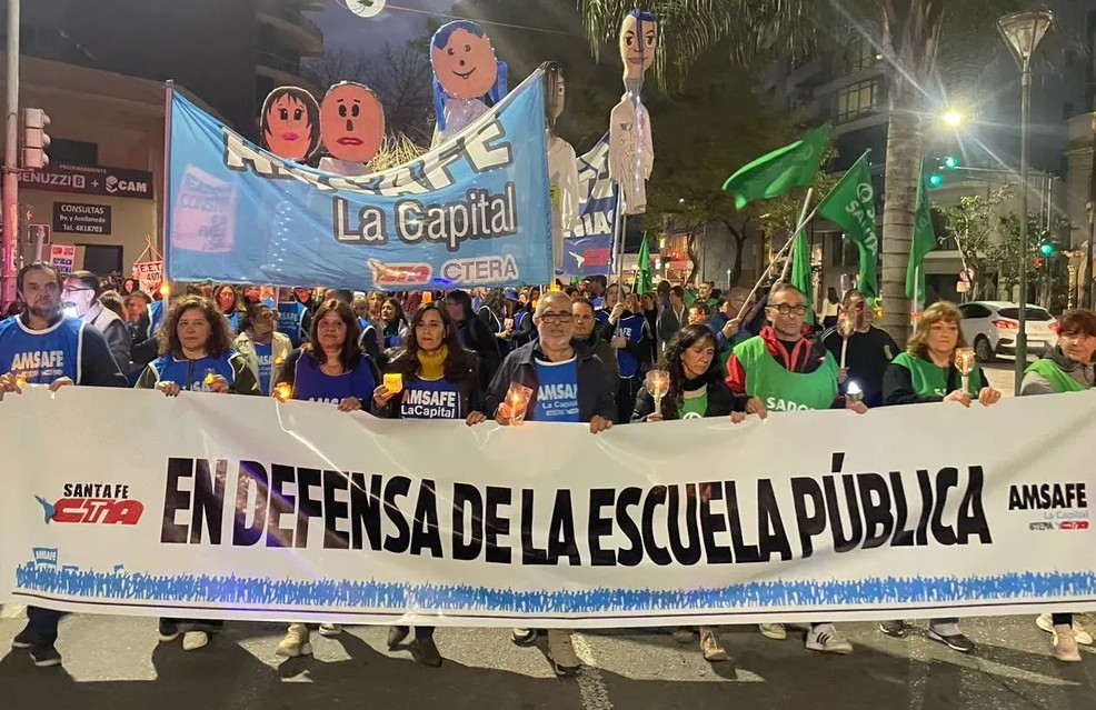 Docentes realizaron una marcha de antorchas y reclamaron por el deterioro salarial