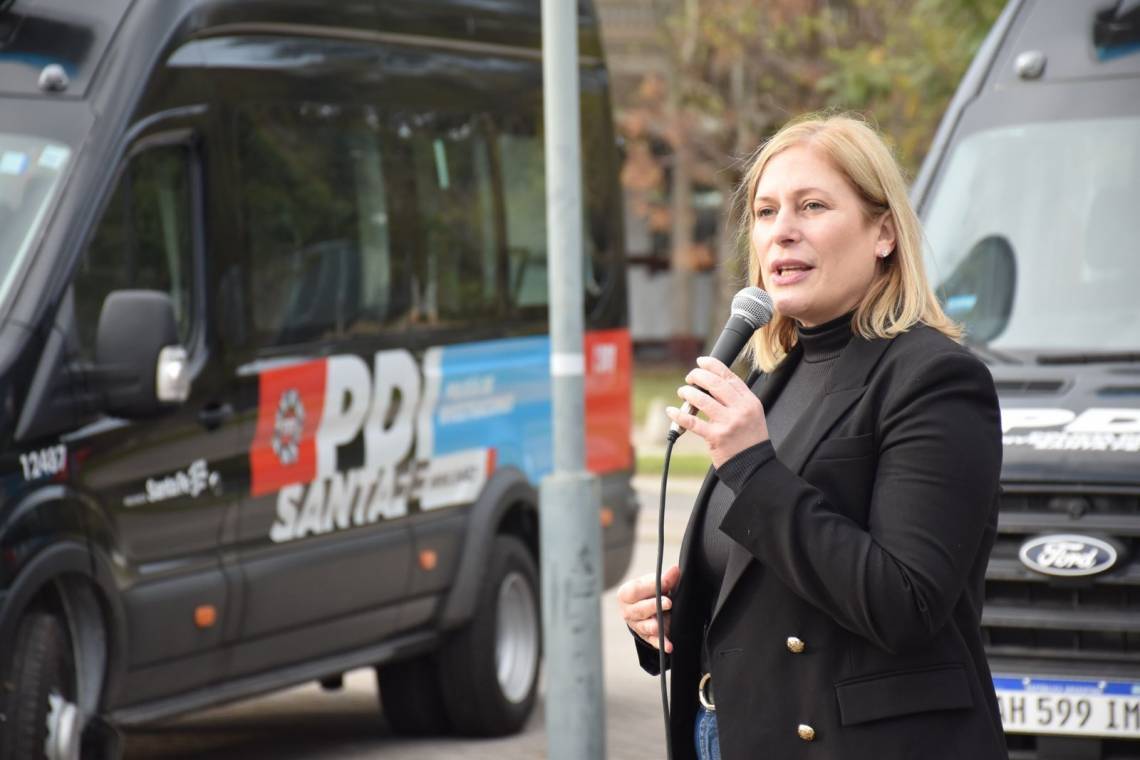 Provincia entregó a la Policía 5 minibuses con toda la tecnología para trabajar en investigación criminal