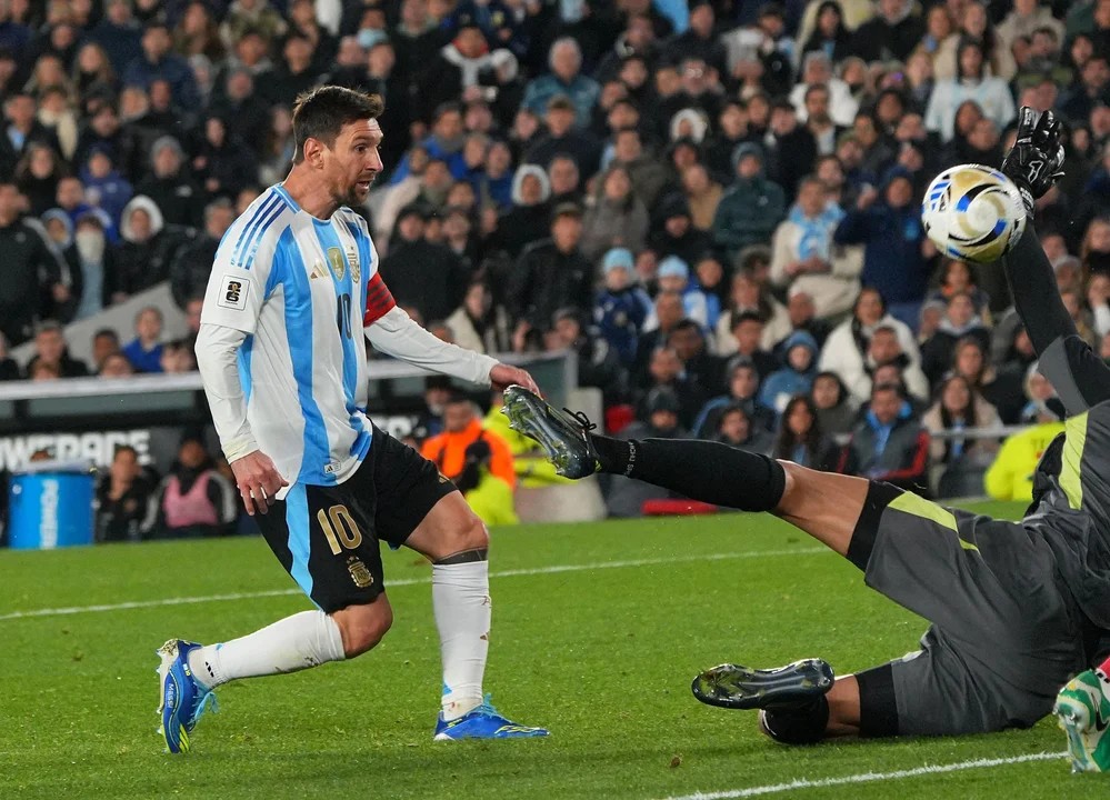 Messi marcó dos goles en su despedida y Argentina goleó 3-0 a Venezuela