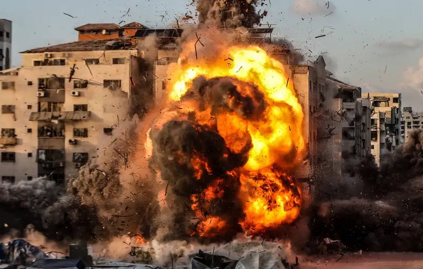 Continúan los bombardeos en Gaza: el ejército israelí derribó otro rascacielos