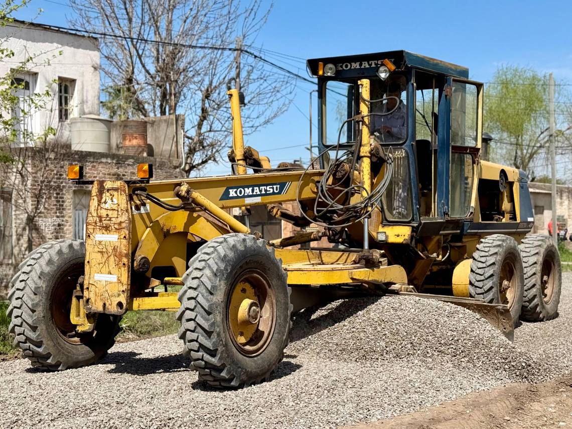 Trabajos de mejorado pétreo en calle Belgrano, entre Richieri y Laprade