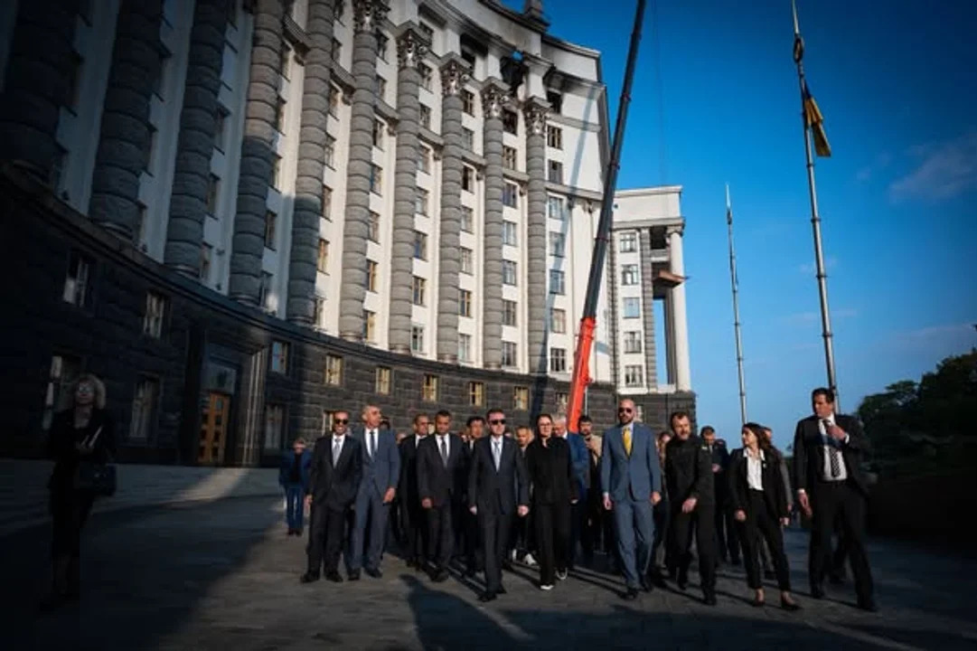 Ucrania exhibe destrucción en el edificio del Gabinete tras masivo ataque ruso: 